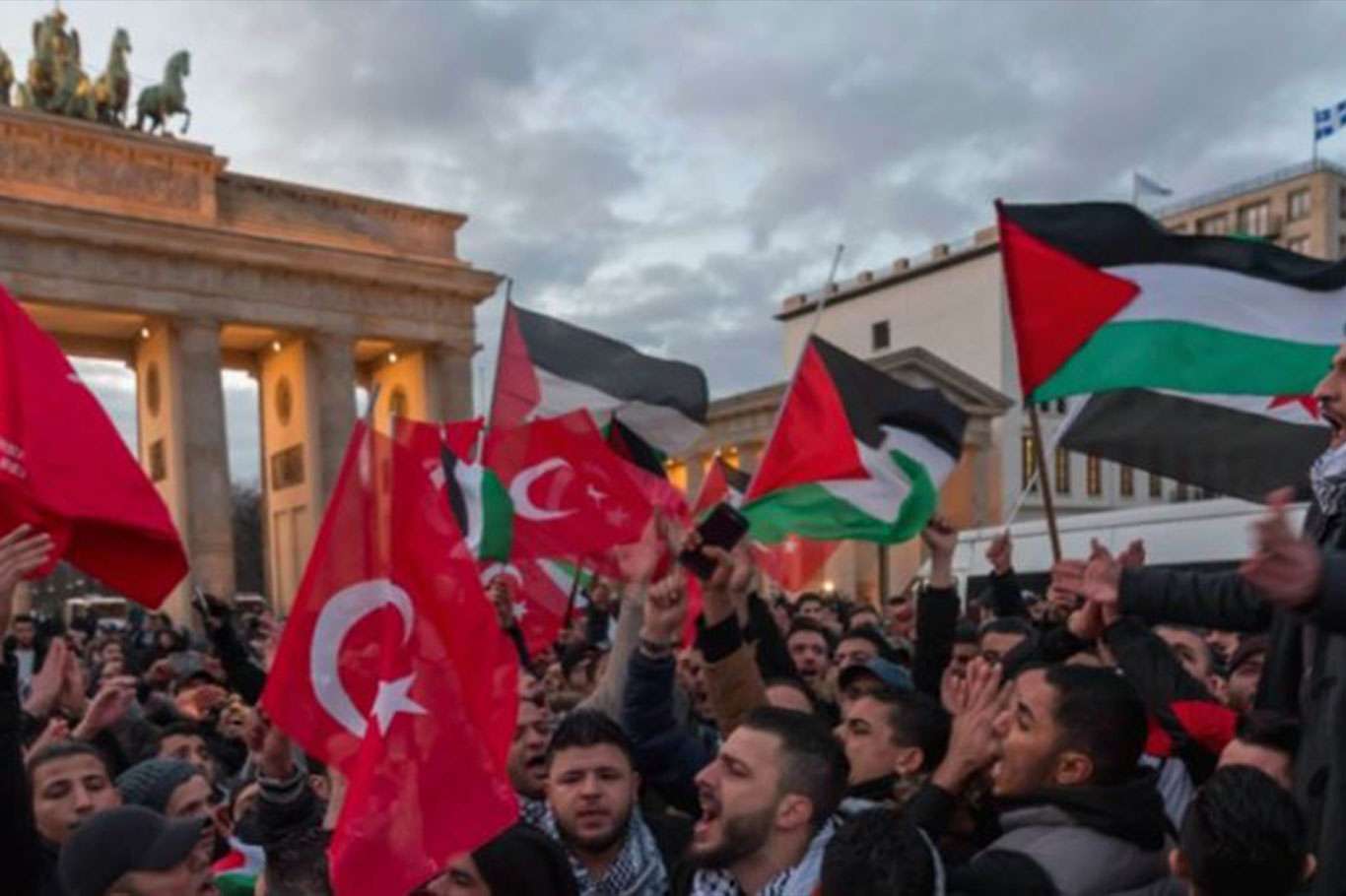 مظاهرة احتجاجية باسطنبول أمام قنصلية الصهاينة تنديدا بجرائمها